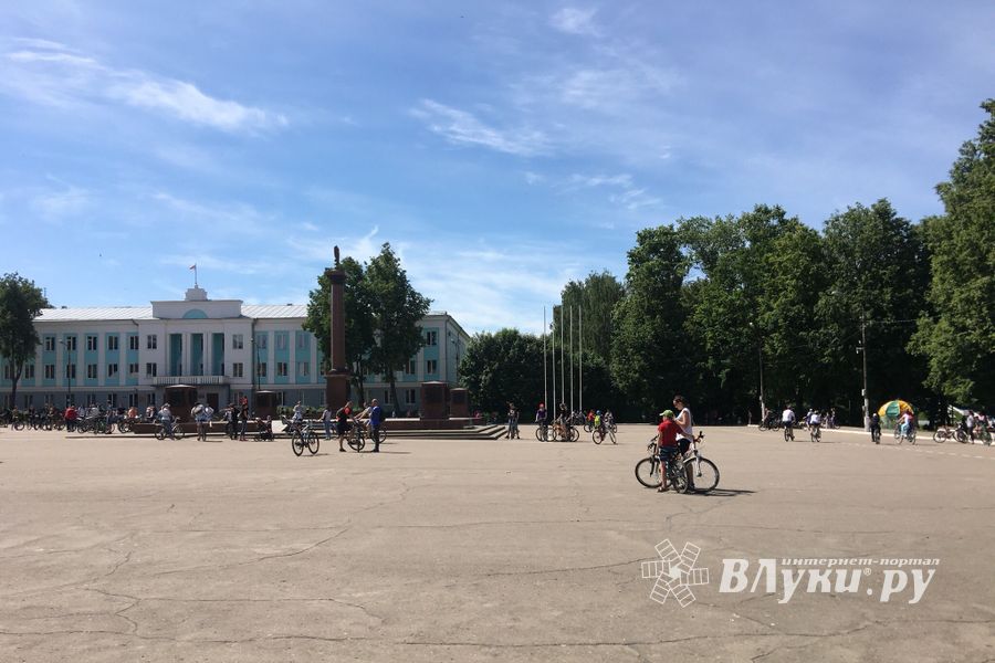 В Великих Луках прошел традиционный велопарад (ФОТО)
