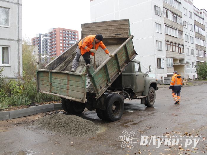 Во дворе дома на ул. Гоголя дорожники взяли в руки клещи (ФОТО)