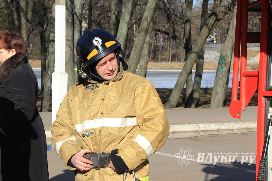 В центре Великих Лук спасатели продемонстрировали свою технику (ФОТО)
