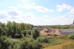  На месте строительства путепровода ведутся работы (фото)