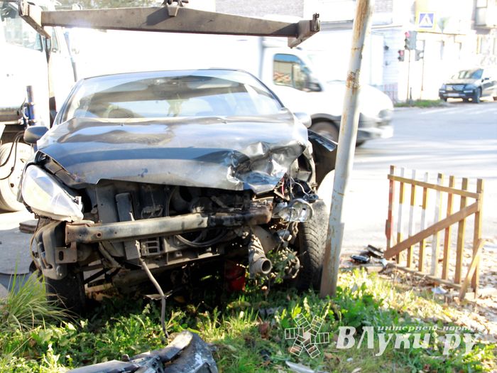 ДТП на перекрёстке Великих Лук: Peugeot увёз эвакуатор (ФОТО)