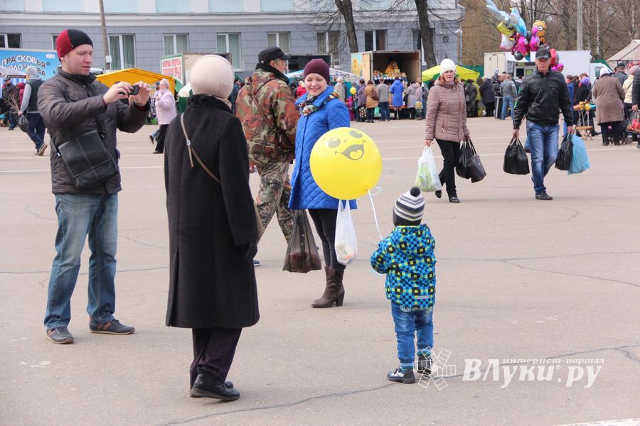 В Великих Луках проходит Весенняя ярмарка