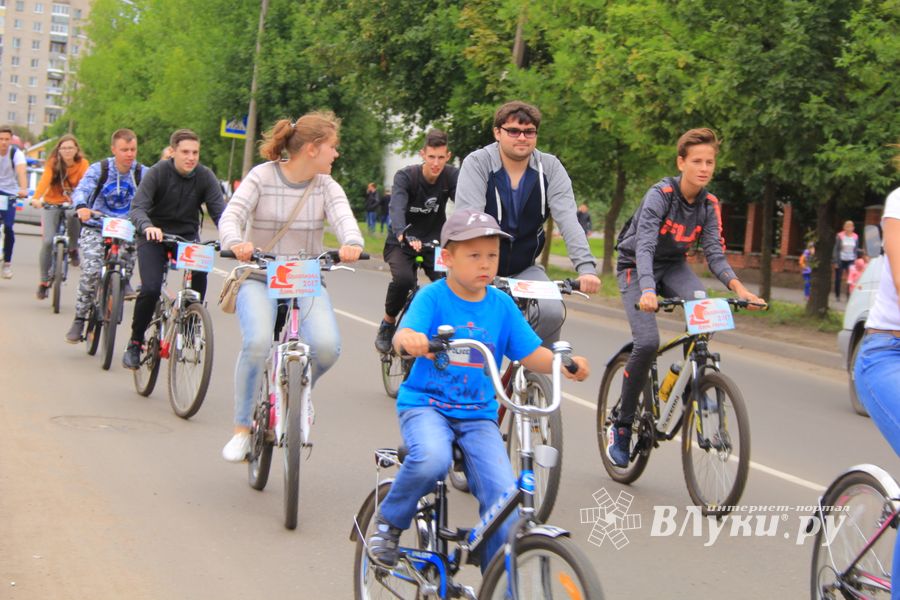 В Великих Луках прошёл Велопарад (ФОТО)