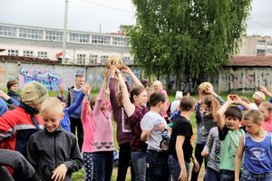 Ребята из пришкольных лагерей соревновались в «Весёлых стартах» (ФОТО)