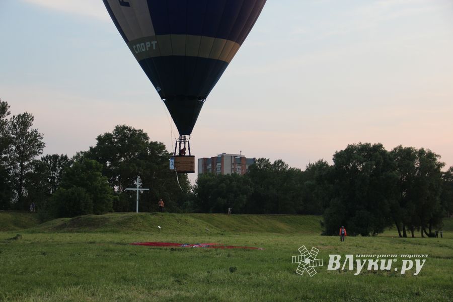 Аэростаты летают над городом (ФОТО)