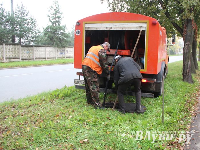 На пр. Гагарина чистят ливнёвку (ФОТО)