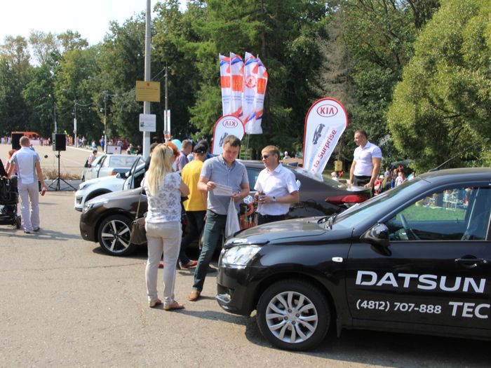В Великих Луках в День Города прошла «Автовыставка 2018 - ЛЕТО» (ФОТО)