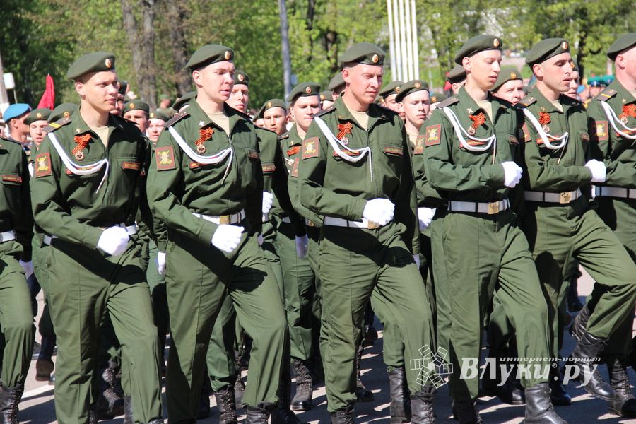 В Великих Луках прошел Парад Победы (ФОТО)