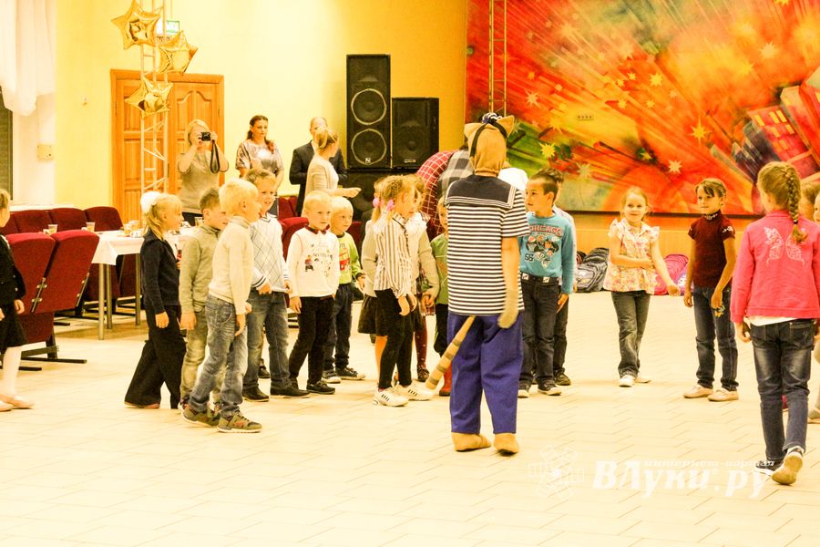 В Великих Луках первоклассники из малоимущих семей стали обладателями новых школьных портфелей (ФОТО)