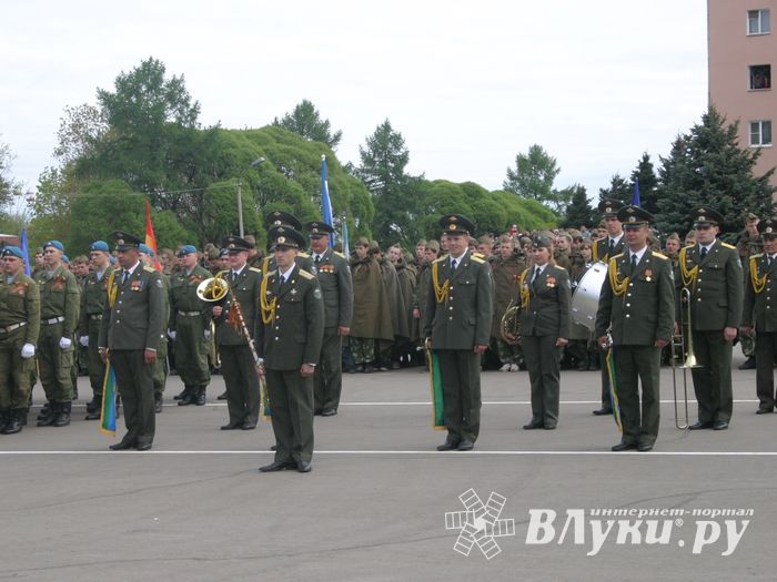В Великих Луках прошел Военный парад