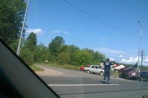 В Псковской области столкнулись три автомобиля - иномарка «запрыгнула» на капот Жигулей