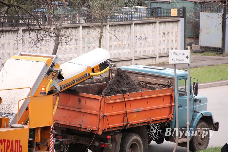 В Великих Луках на Гагарина замечена новая машина для уборки