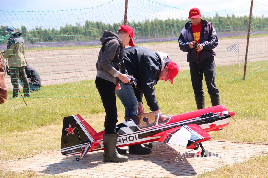 В Великих Луках проходит 7-й Фестиваль авиамодельного спорта (ФОТО)