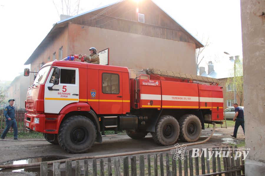 На пожаре в пр. Нелидовском ликвидировали открытое горение (ФОТО)