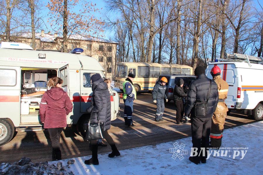 Лобовое столкновение на пр-те Гагарина в Великих Луках (ФОТО)
