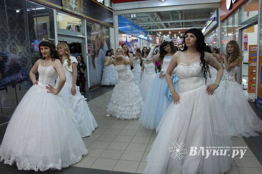 В Великих Луках бегали невесты (ФОТО)