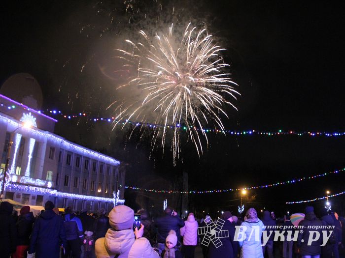 Дождик не помешал открытию городской ёлки (ФОТО)