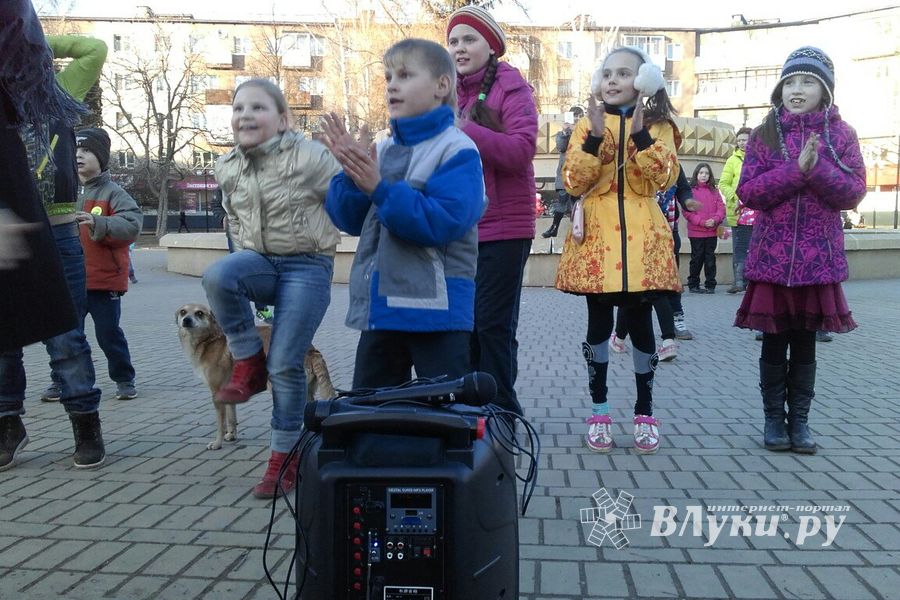 Весёлое шоу на площади Калинина в Великих Луках (ФОТО)