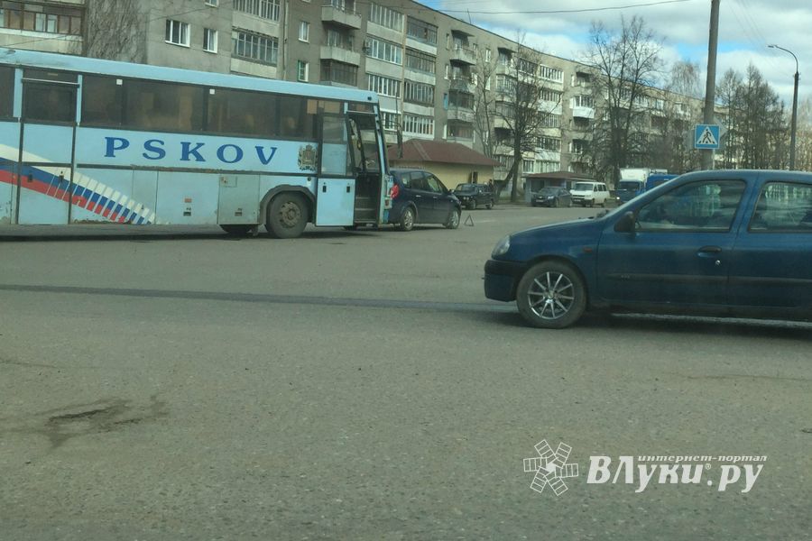 В Великих Луках произошло ДТП (фото)