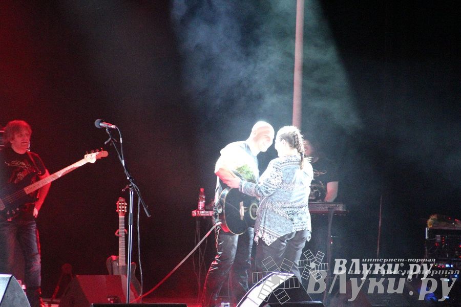 В Великих Луках состоялся концерт Дениса Майданова