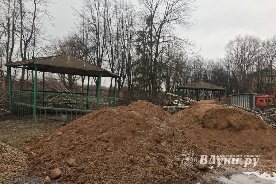 В Великих Луках приводят в порядок территорию Хирургического корпуса больницы (ФОТО)