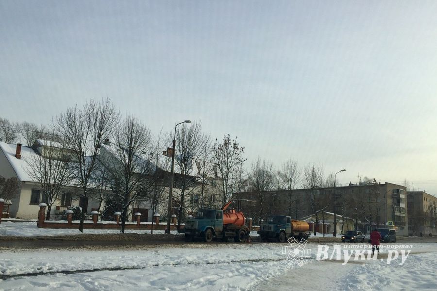 На Вокзальной чистят ливнёвки (ФОТО)