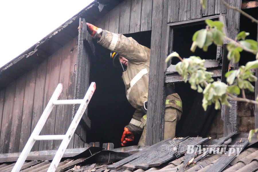 В Великих Луках пожарные тушат барак (ФОТО)