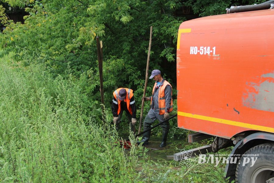 Авария в сетях канализации пока не поддаётся ремонтникам (ФОТО)