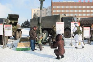 Великолучанам показывают армейскую технику и кормят кашей (6+) (ФОТО)