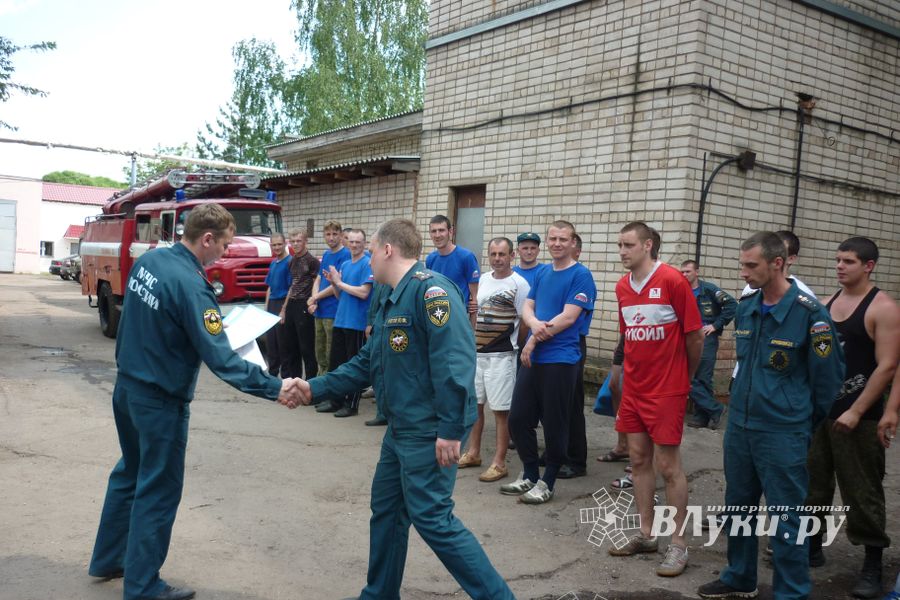 В Великих Луках прошли соревнования среди пожарных