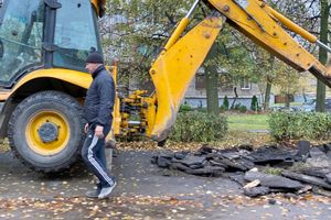 В Великих Луках на улице Зверева обновляют тротуар (ФОТО)