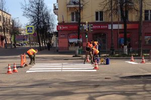 В Великих Луках обновляют дорожную разметку (ФОТО)