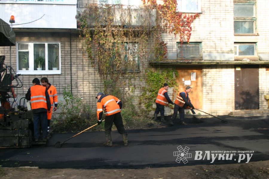 Глава администрации проследил за ходом ремонта дворовых территорий