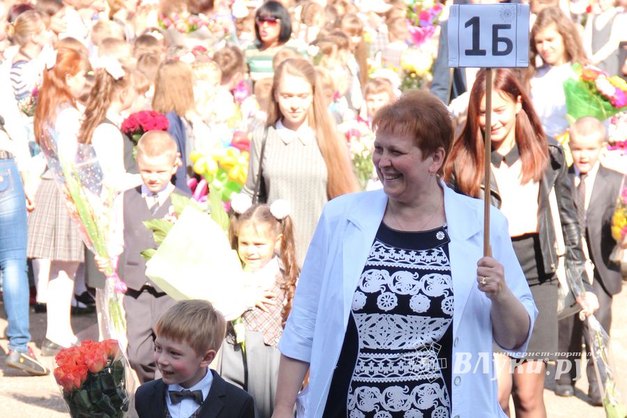 Самую многочисленную школу Великих Лук пополнили 116 первоклассников (ФОТО)