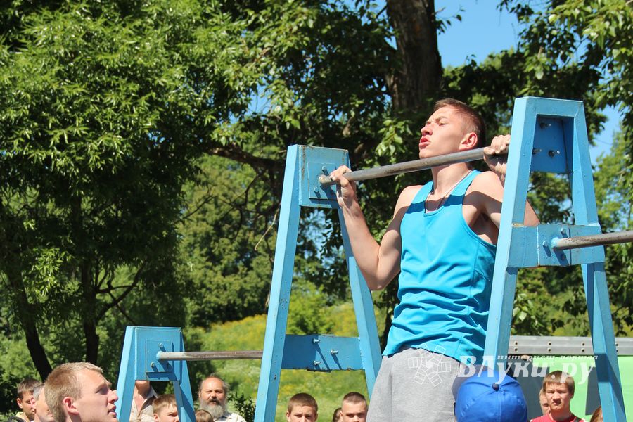 В Великих Луках состояли соревнования по подтягиванию на турнике (фото)