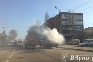 ​В Великих Луках горела «Волга» (ФОТО)