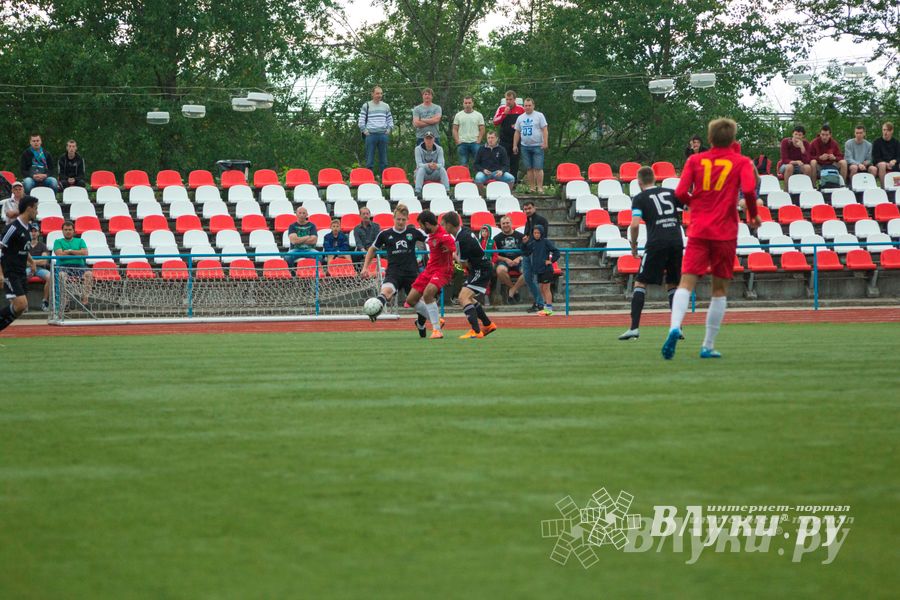 Матчи по футболу в рамках Первенства России проходят в Великих Луках (фото)