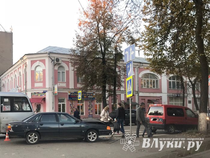 На ул. Некрасова в Великих Луках произошло ДТП (ФОТО)