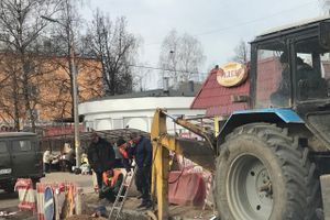 Возле Смоленского рынка завершают замену канализационной трубы (ФОТО)