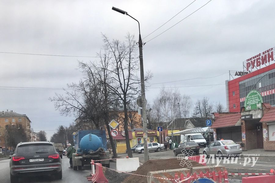 Возле Смоленского рынка меняют канализационную трубу (ФОТО)