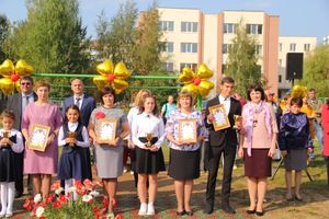 1 сентября в школах Великих Лук прошли Торжественные линейки (ФОТО)