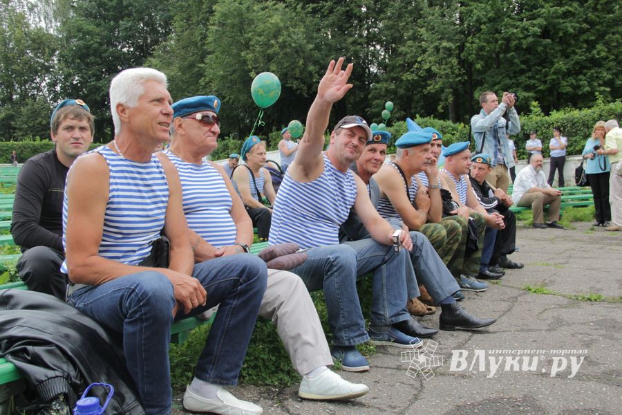 В Великих Луках отмечают День ВДВ (ФОТО)