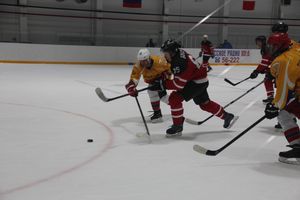 Хоккейные матчи чемпионатов города Великие Луки и Псковской области по хоккею прошли в СОК «Айсберг» (ФОТО)