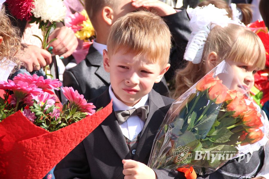 Самую многочисленную школу Великих Лук пополнили 116 первоклассников (ФОТО)