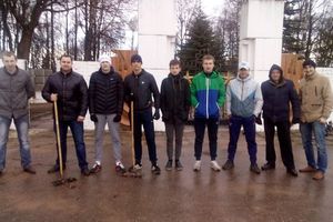 У Братского кладбища высадили новую аллею (фото)