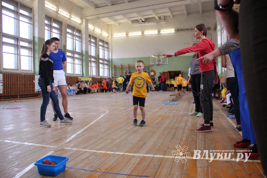 В Великих Луках проходят спортивные соревнования среди дошколят «Юные олимпионики» (ФОТО)