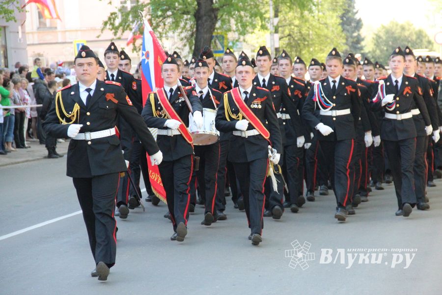 В Великих Луках прошел Парад Победы (ФОТО)