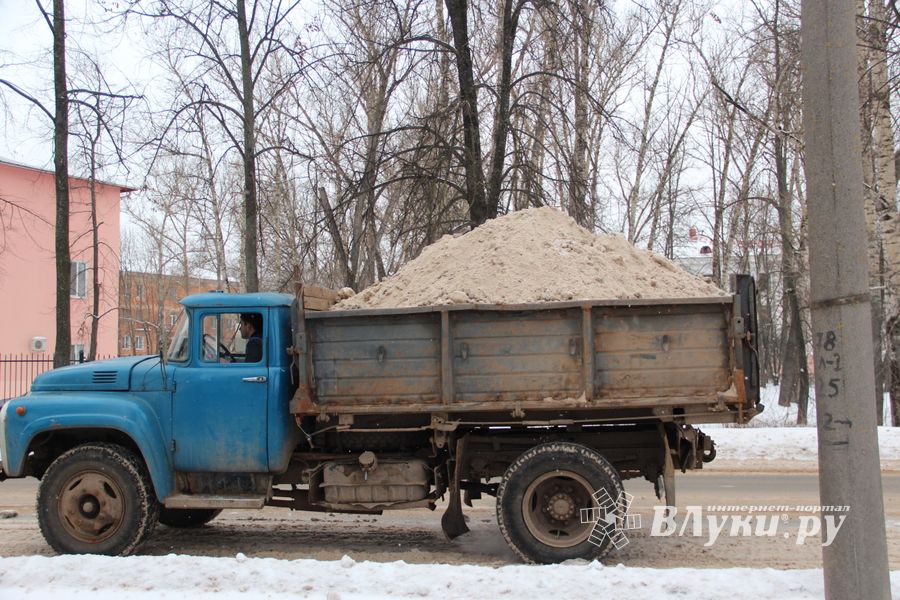 Улицы Великих Лук очищают от снега (ФОТО)