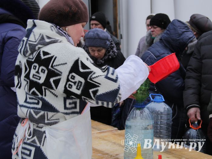 Великолучане запасаются святой водой (фото)