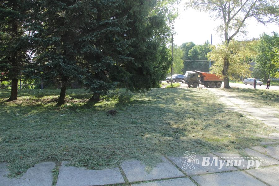 В Великих Луках убрали территорию у памятного знака рабочим ЛРЗ (ФОТО)